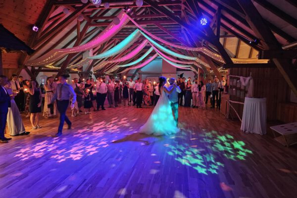 Hochzeit mit indirekter Deckenbeleuchtung
