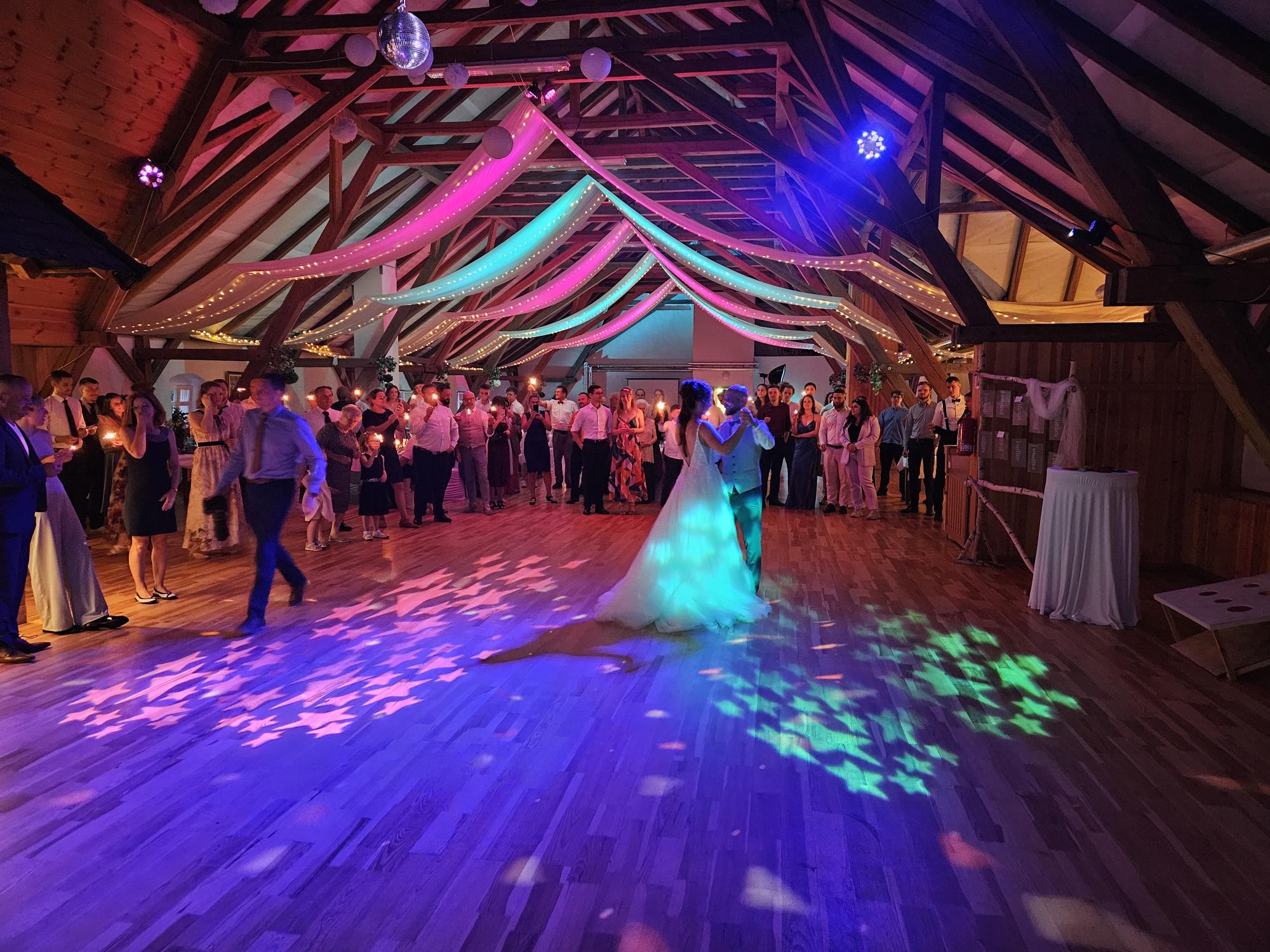Hochzeit mit indirekter Deckenbeleuchtung
